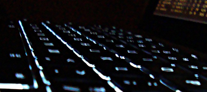 Foto de um teclado de computador com retroiluminação branca