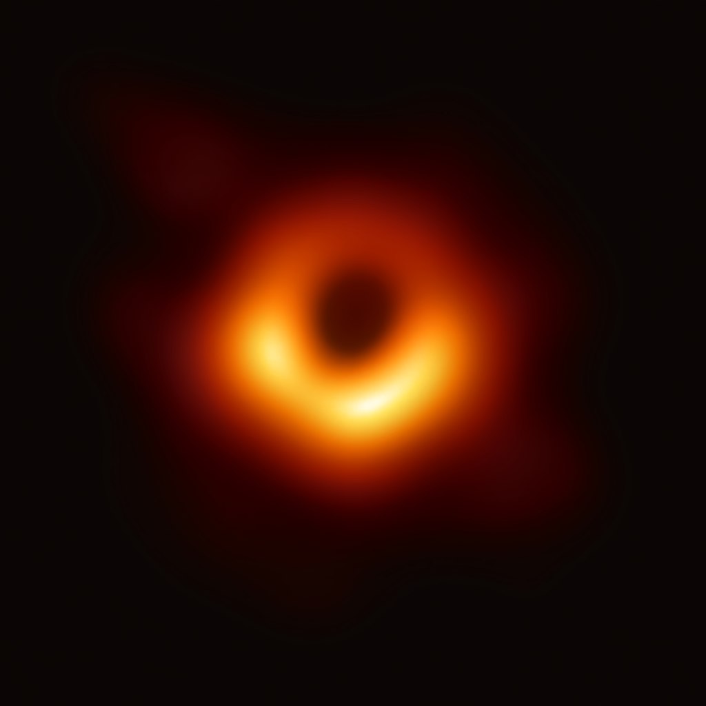 foto do buraco negro Messier 87 que parece com um círculo de fogo desfocado sobre fundo preto