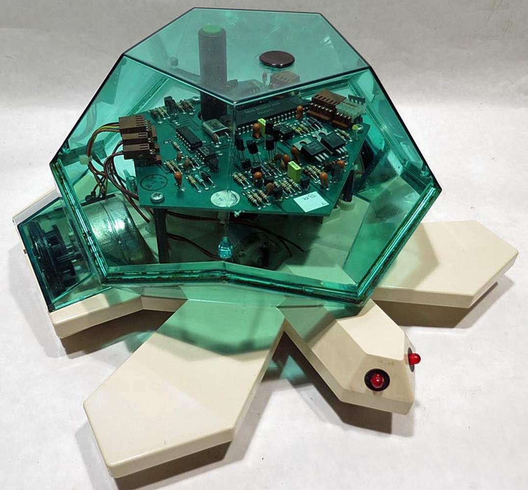 Robô em formato de tartaruga usado com ambiente LOGO