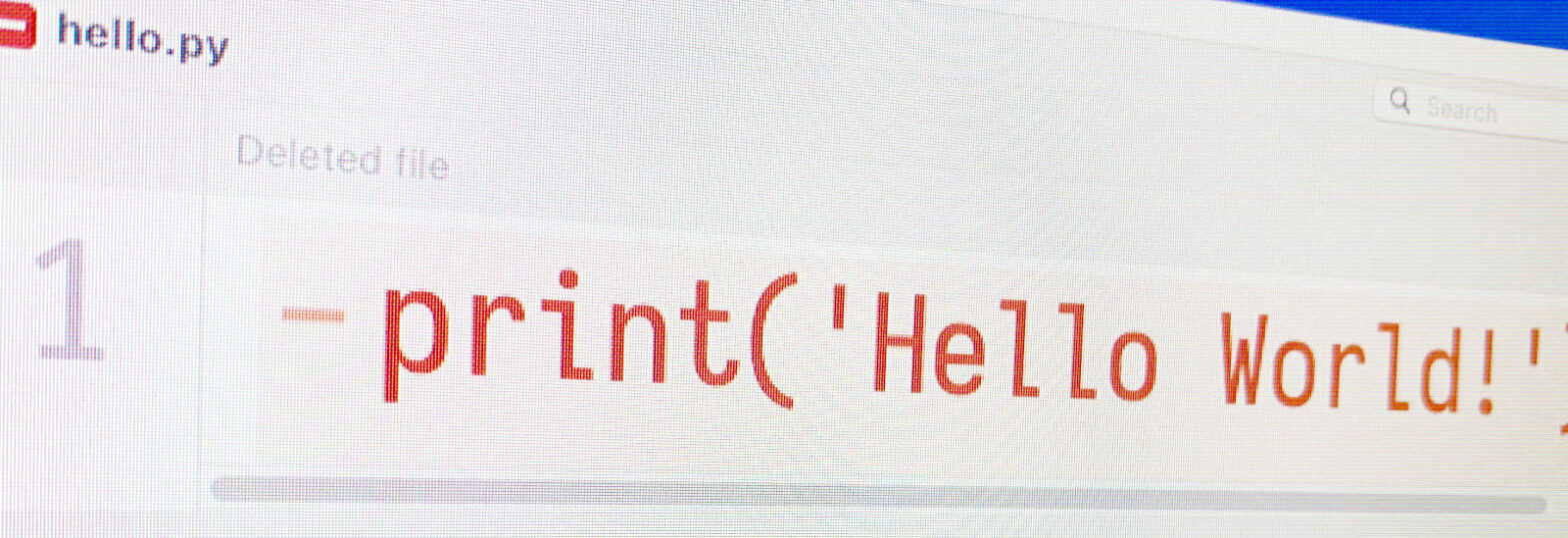 Close up da tela mostrando uma linha de código removida