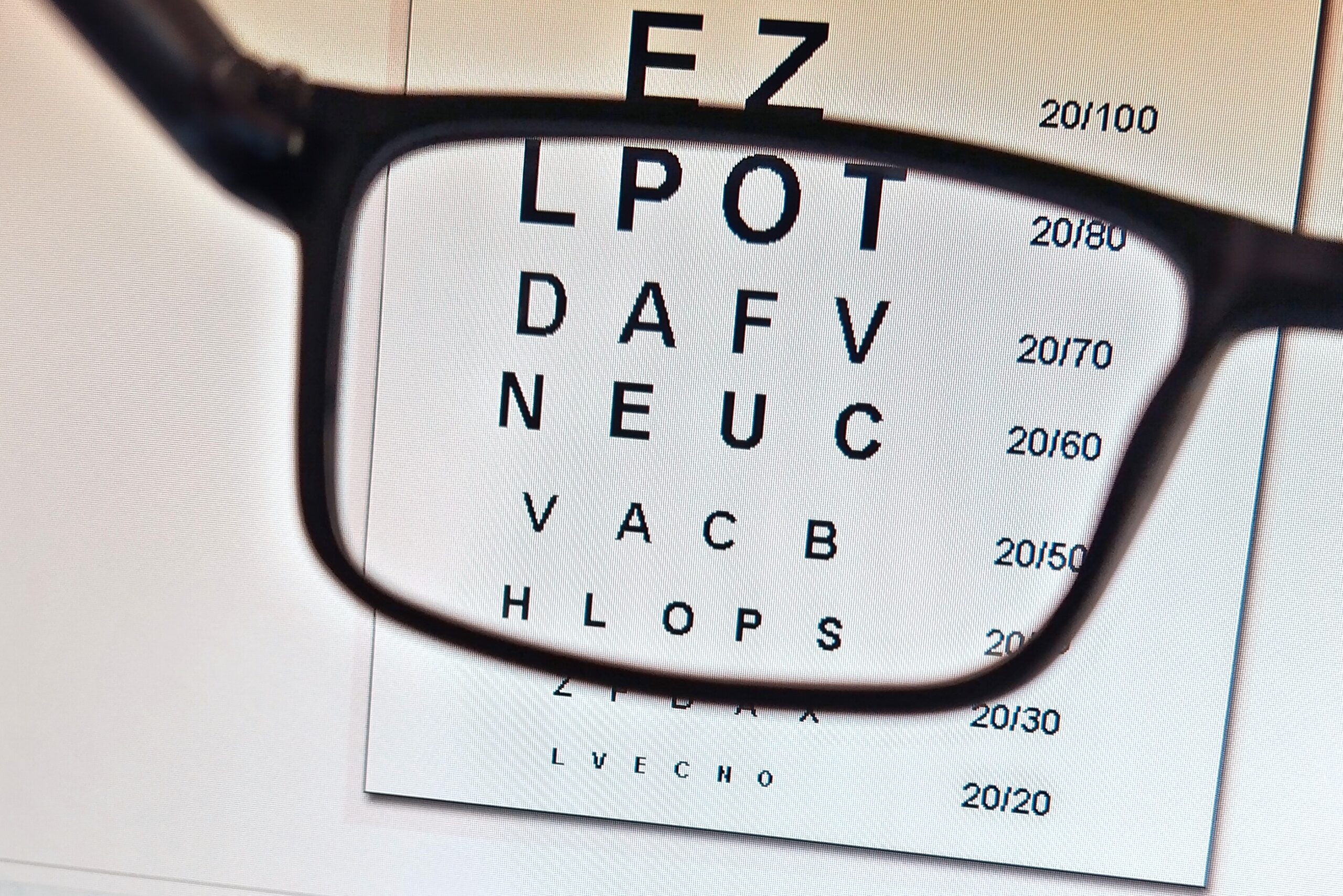 Foto de um teste de visão visto através de um óculos. (c) 2023 https://www.flickr.com/photos/comedynose/